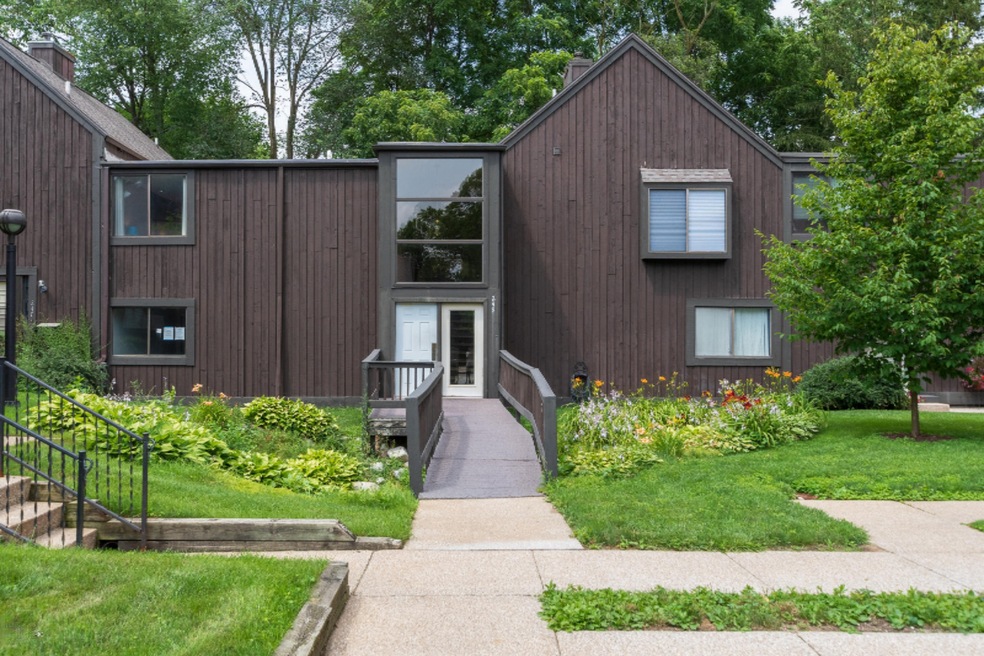 249 Ballantrae Ct unit B, Kalamazoo, MI 49006 - photo 1