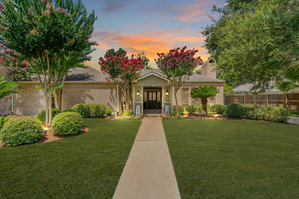 702 Briar Hill Dr, Houston, TX 77042 - photo 1