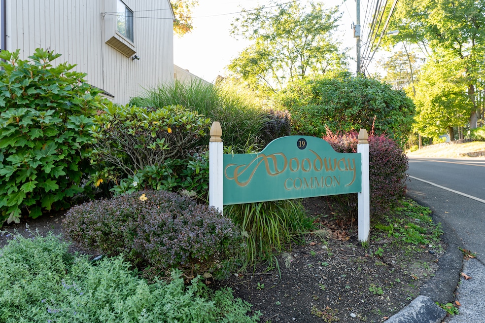 19 Woodway Rd unit 14, Stamford, CT 06907 - photo 1