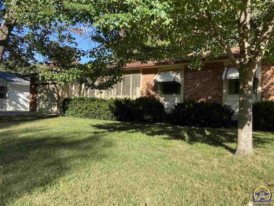 3328 SW Eveningside Dr, Topeka, KS 66614 - photo 1
