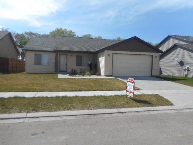 2617 Bradford Ct, Williston, ND 58801 - photo 1