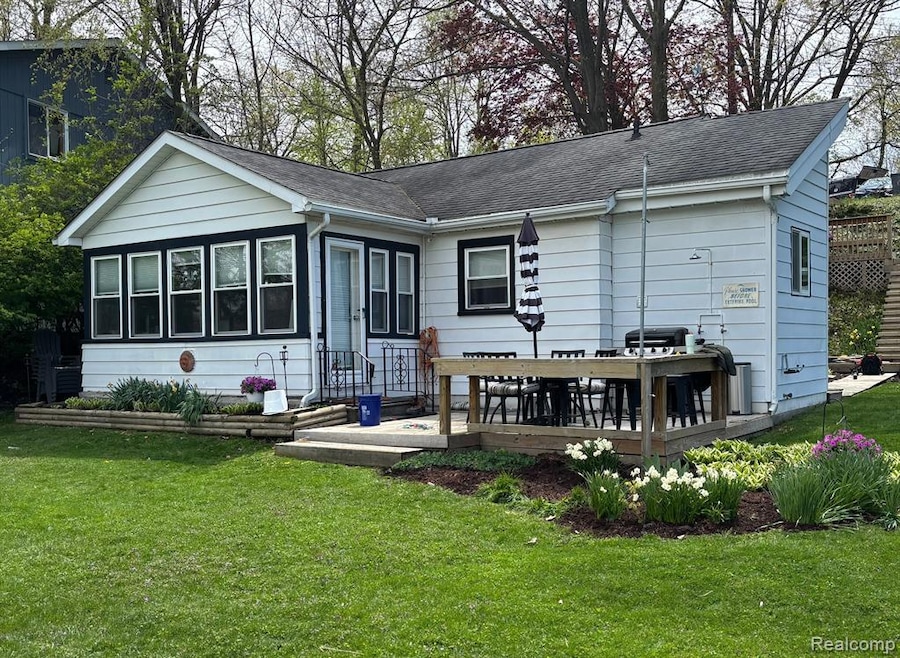 11275 N Shore Dr, Whitmore Lake, MI 48189 - photo 1