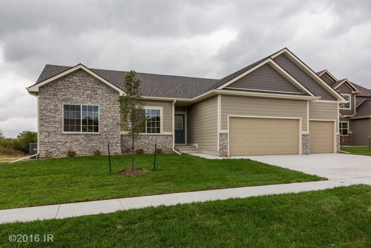 8016 NW 95th Cir, Johnston, IA 50131 - photo 1
