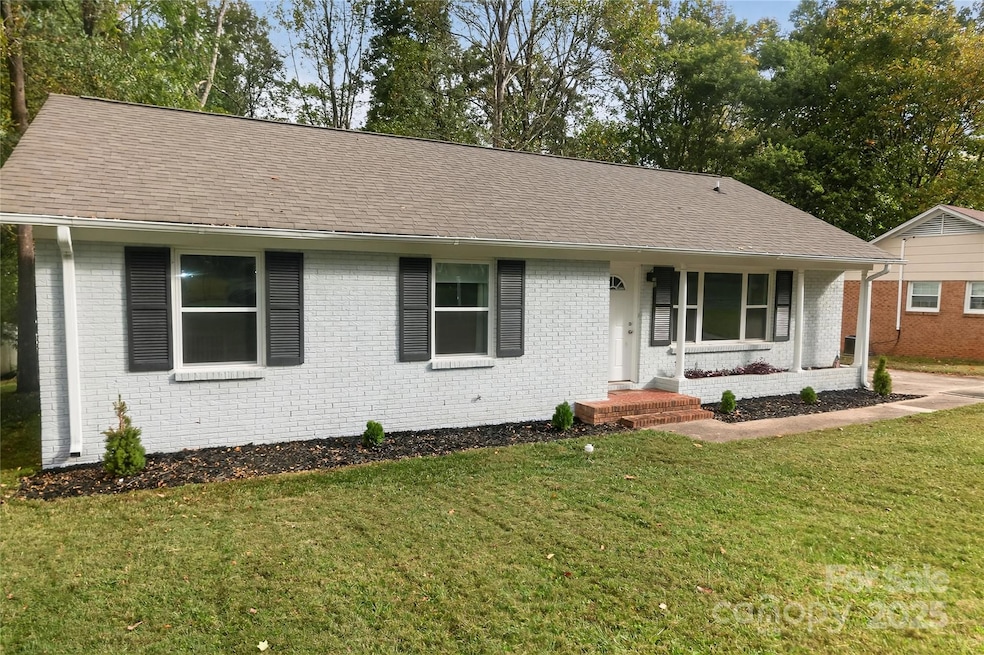 324 Clearbrook Rd, Matthews, NC 28105 - photo 1