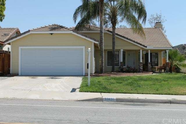 Front view with nice curb appeal.
