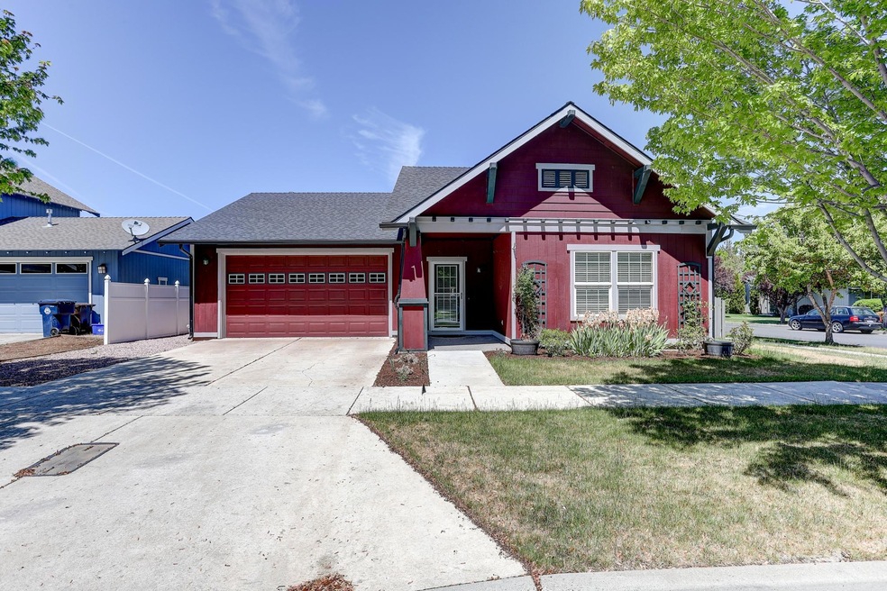 2109 NW Cedar Ave, Redmond, OR 97756 - photo 1