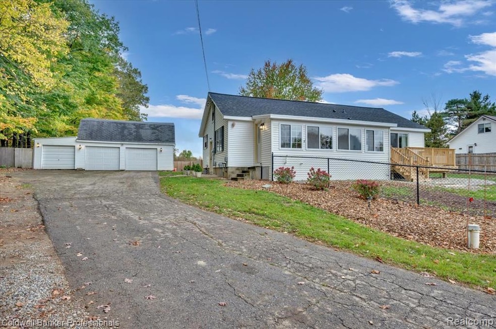 152 S Mapleleaf Rd, Lapeer, MI 48446 - photo 1