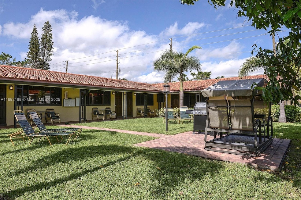 811 NE 10th St unit 4, Hallandale Beach, FL 33009 - photo 1