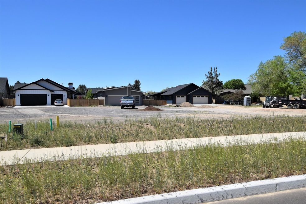 771 NW 13th St, Redmond, OR 97756 - photo 1