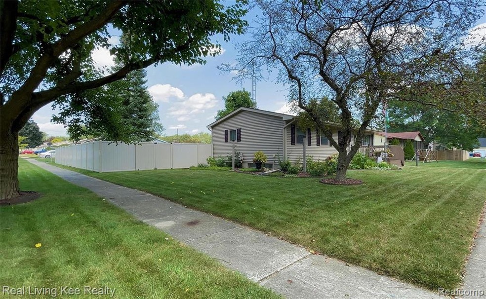 Yard from road with fencing.jpg