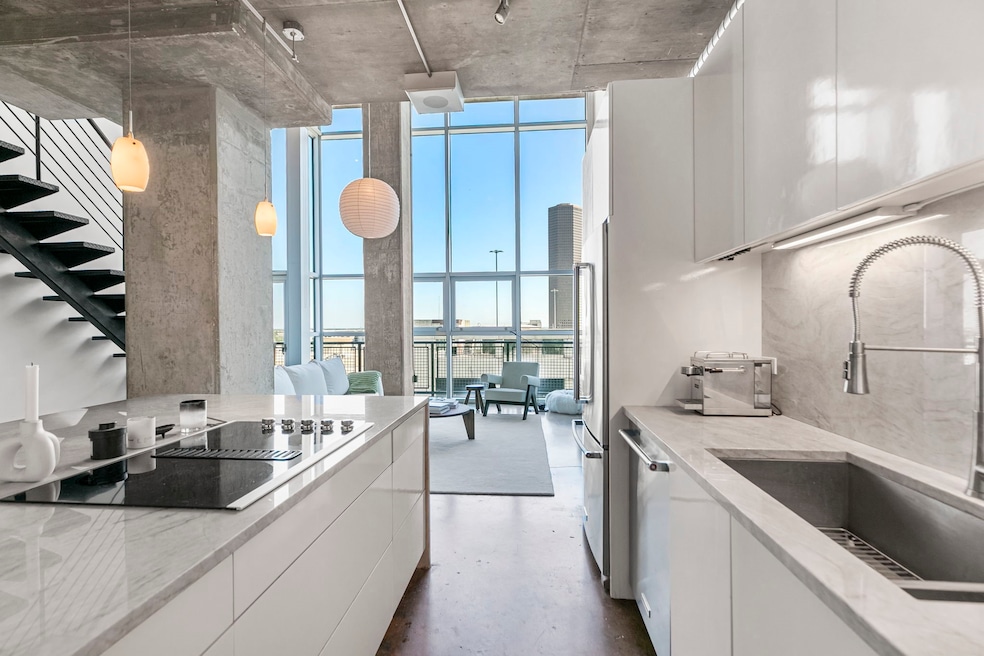 AWESOME 2 bedroom loft has been gorgeously remodel