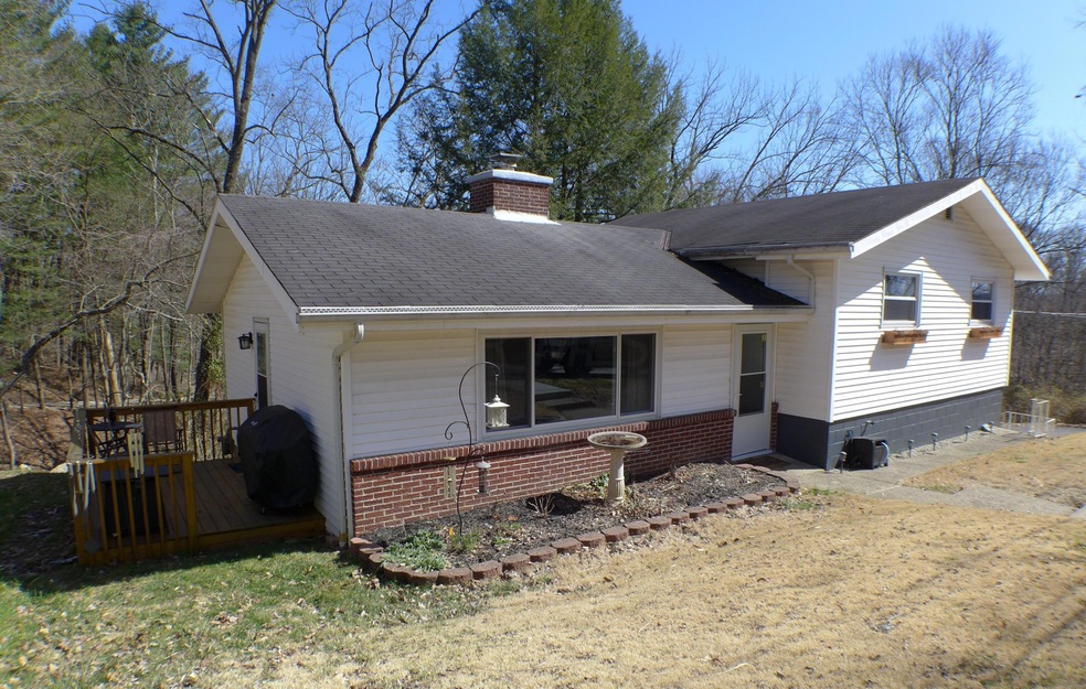 688 Walnut Dr, Logan, OH 43138 - photo 1