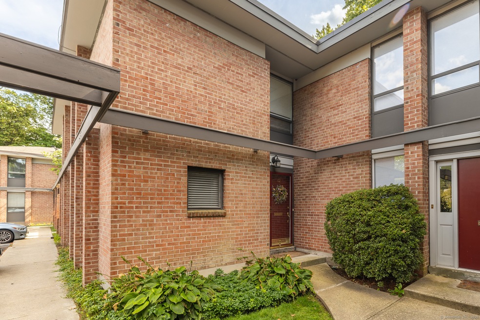 160 Fairfield Woods Rd unit 12, Fairfield, CT 06825 - photo 1