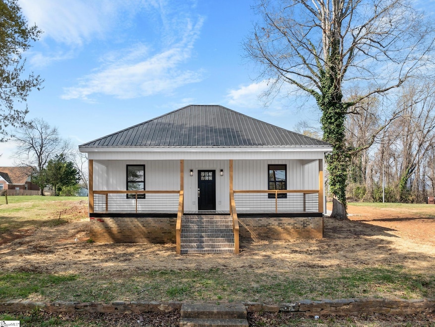 202 S Howard Ave, Landrum, SC 29356 - photo 1