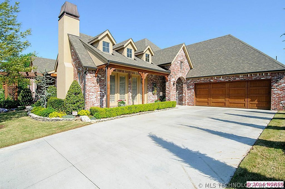 WELCOME TO GATED OAK TERRACE IN MIDTOWN!  CONVENIE