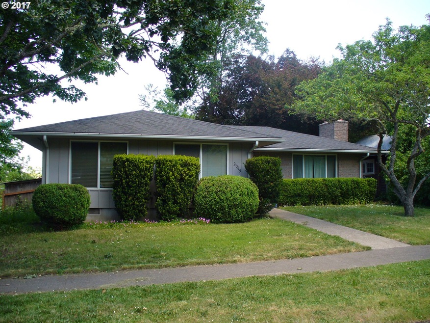 2065 E 17th Ave, Eugene, OR 97403 - photo 1