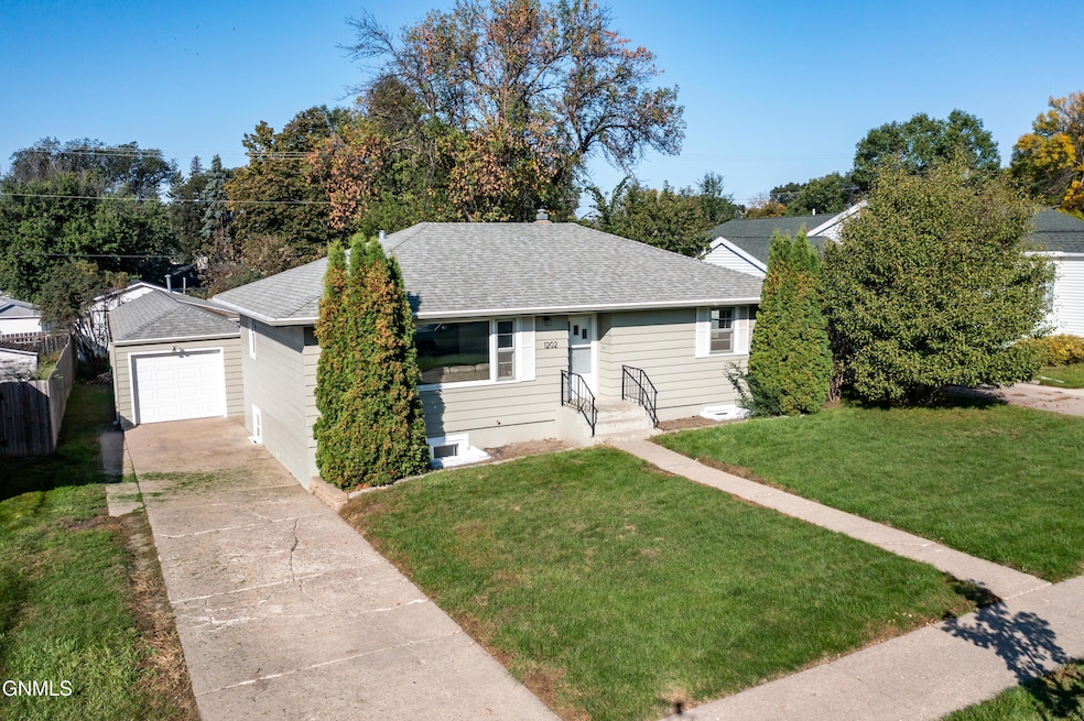 1202 N 4th St, Bismarck, ND 58501 - photo 1