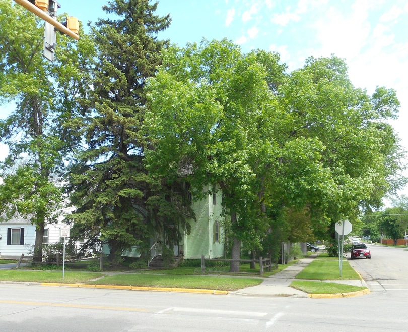 621 7th Ave SE, Jamestown, ND 58401 - photo 1