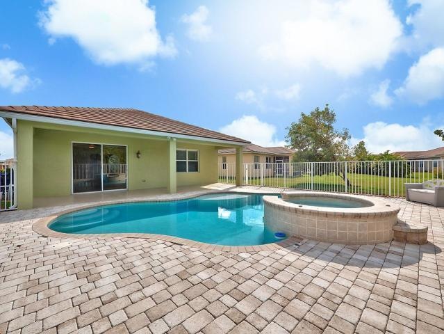 Pool & Jacuzzi