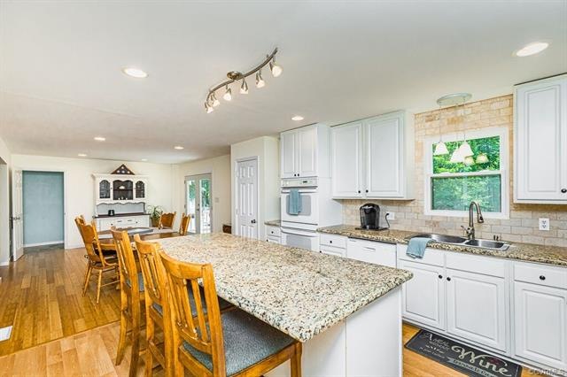 Huge island, granite, back-splash!