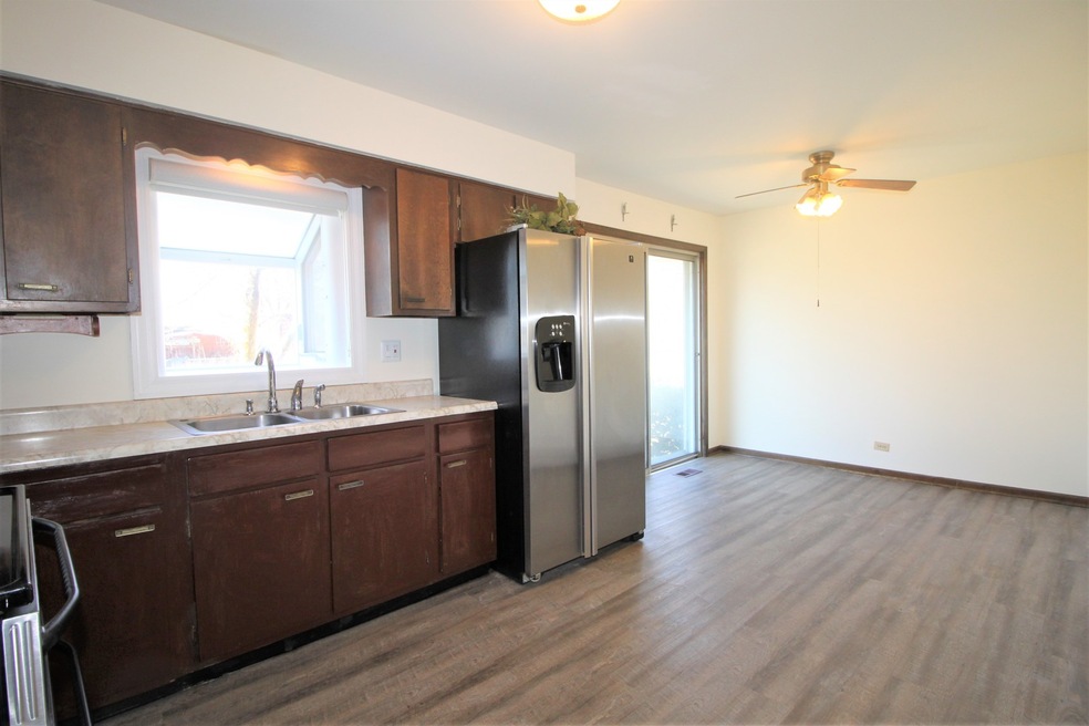 832 N Emroy Ave, Elmhurst, IL 60126 - photo 1