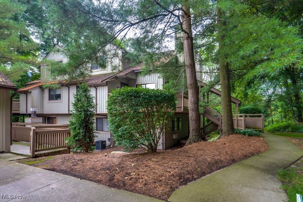 582 Meredith Ln unit 582, Cuyahoga Falls, OH 44223 - photo 1