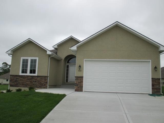 313 Crestview Ct, Raymore, MO 64083 - photo 1