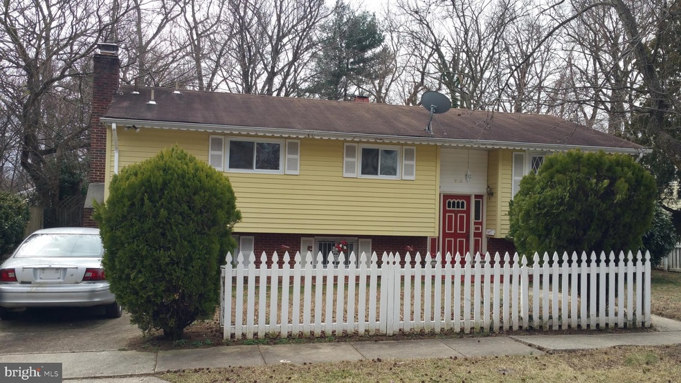 9219 Rolling View Dr, Lanham, MD 20706 - photo 1