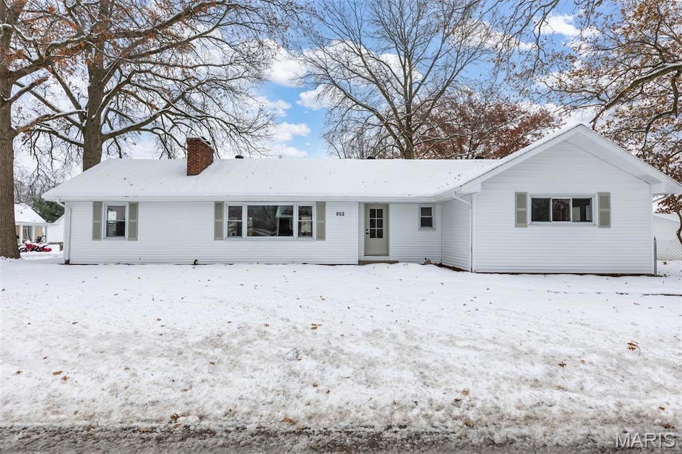 902 S Hackman St, Staunton, IL 62088 - photo 1