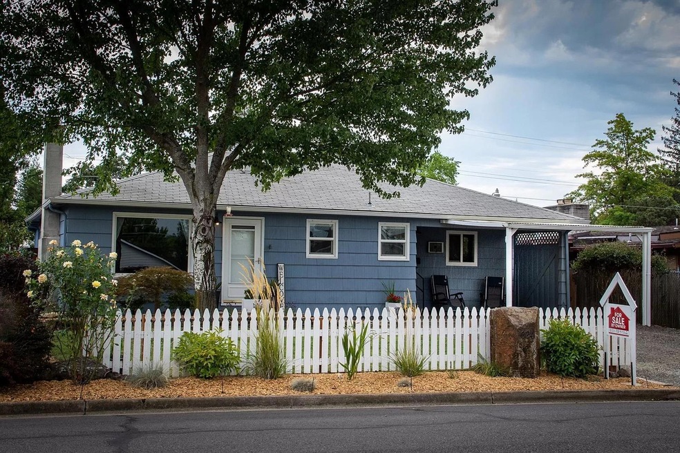 624 Alder St, Central Point, OR 97502 - photo 1