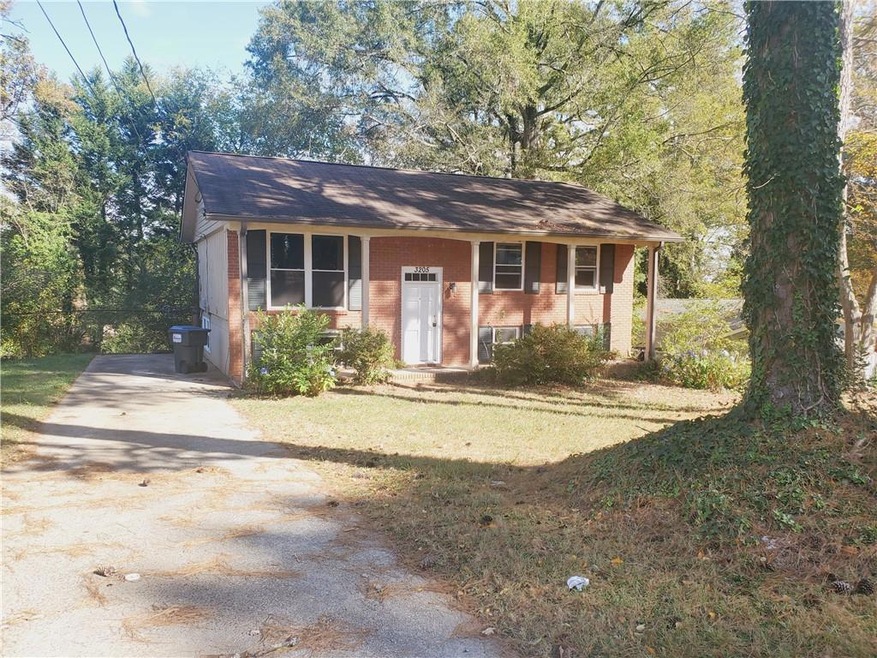 View of front facade featuring a front yard