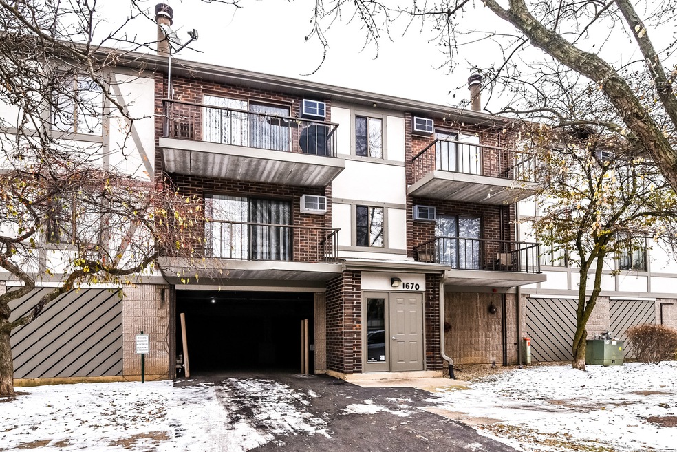 1670 Ishnala Dr unit 102, Naperville, IL 60565 - photo 1