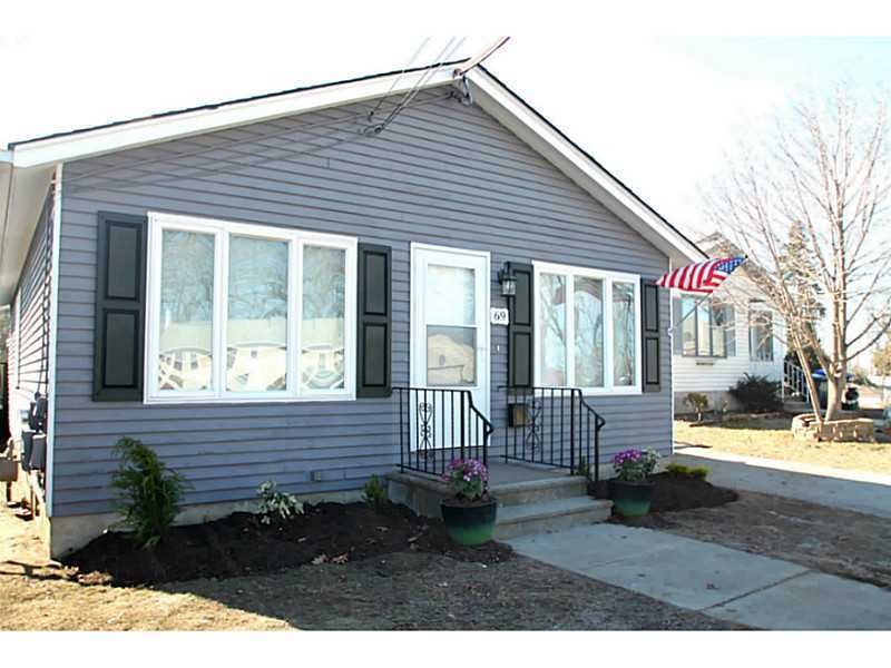 69 Lakeview Dr, Cranston, RI 02910 - photo 1
