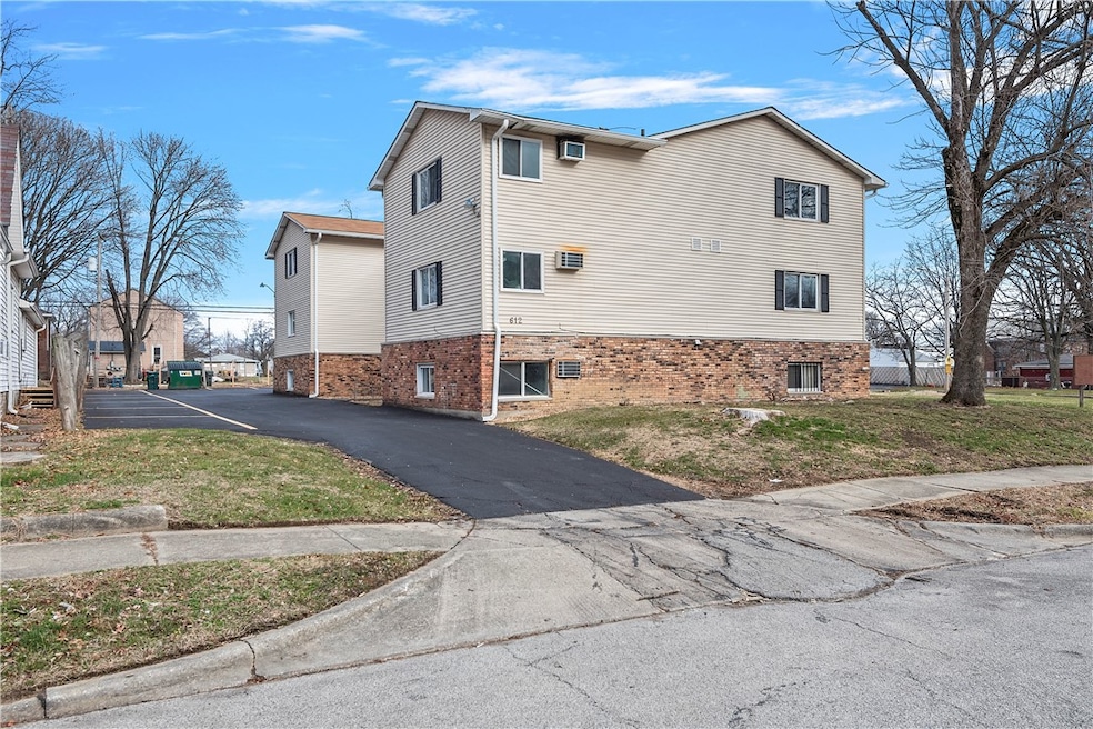 612 W Macon St, Decatur, IL 62522 - photo 1