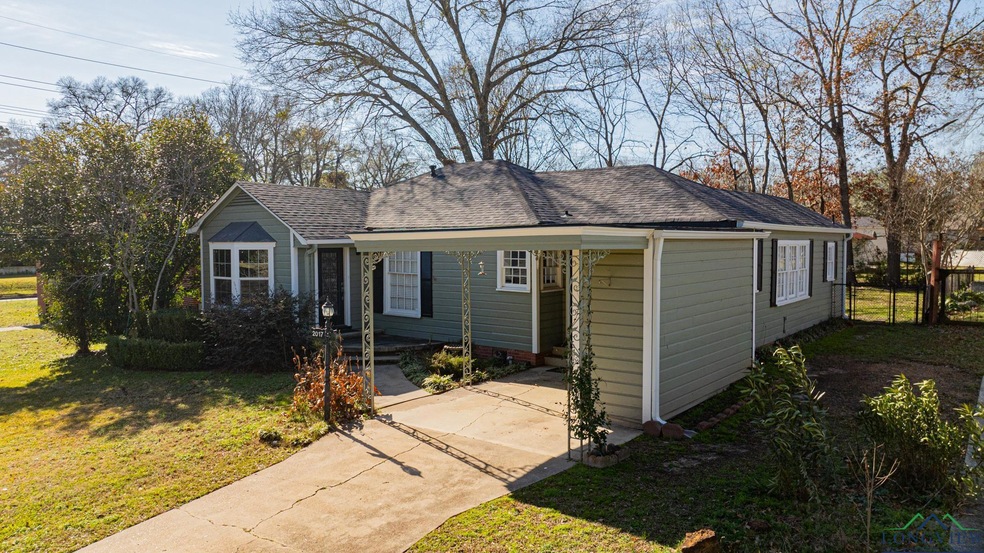 View of front of home featuring a front lawn