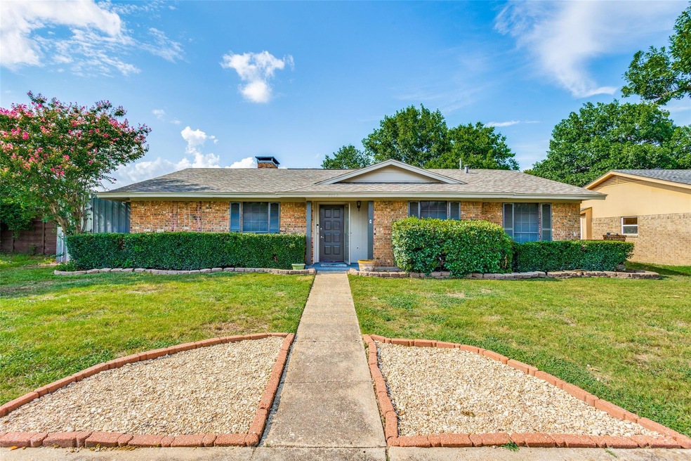 Single story home with a front yard