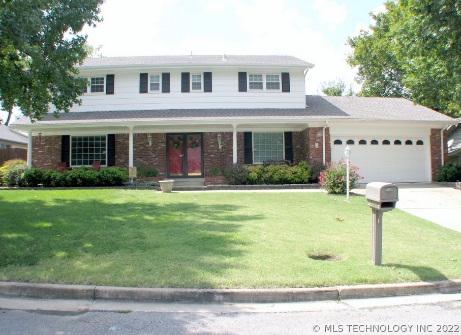 Beautiful Colonial style home in quiet established