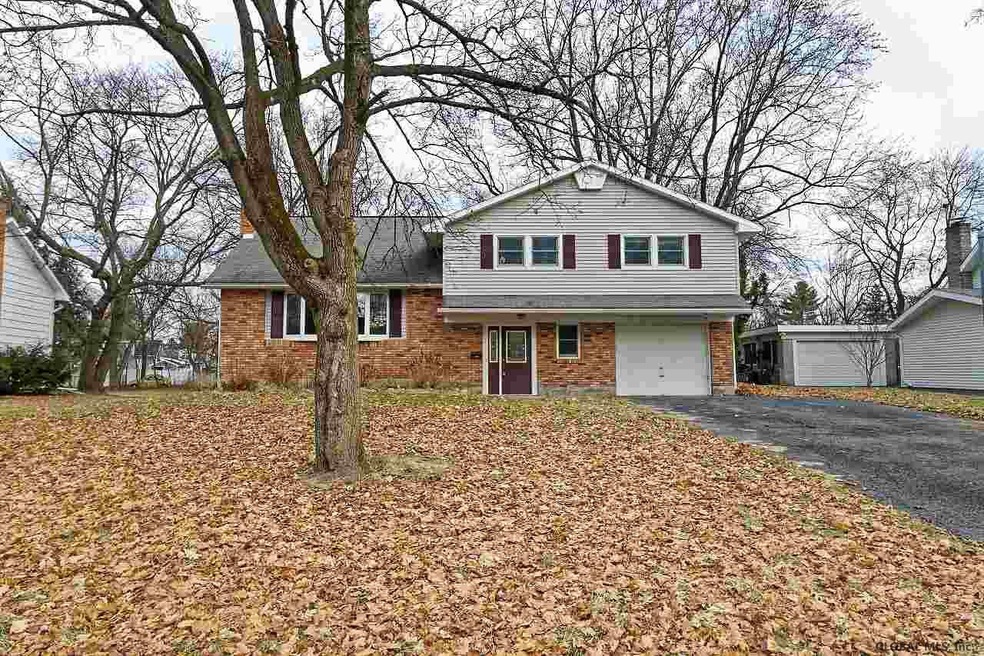 7 Crestwood Dr, Schenectady, NY 12306 - photo 1