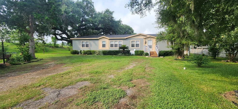 402 E Pearl St, Brazoria, TX 77422 - photo 1
