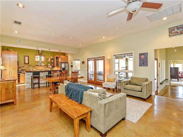 The integration of the kitchen with the living and