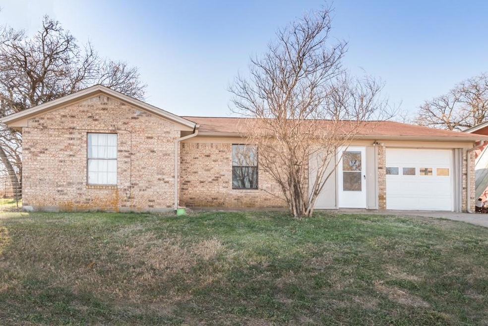 121 Starlight Ln, Springtown, TX 76082 - photo 1