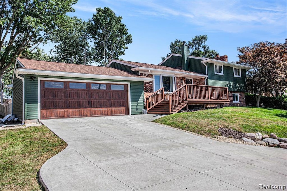 1035 Wyman Dr, Waterford, MI 48328 - photo 1