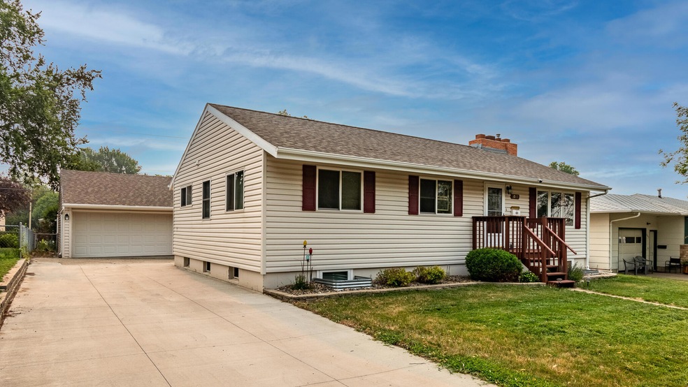 Front - 1007 28th St N