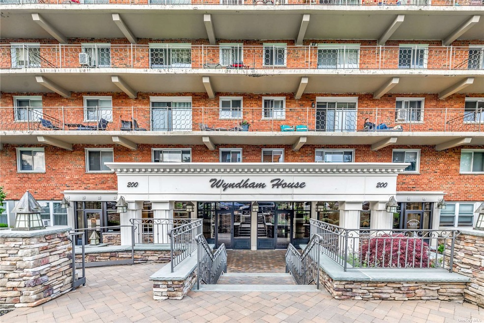 Wyndham House unit 301, Lynbrook, NY 11563 - photo 1