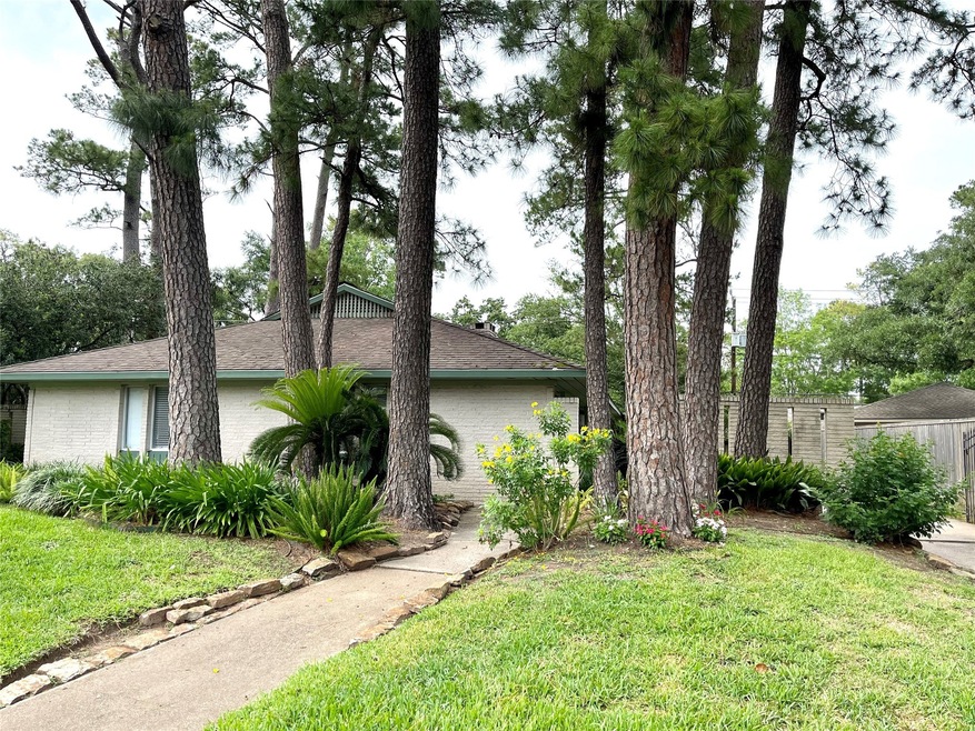 10026 Candlewood Dr, Houston, TX 77042 - photo 1