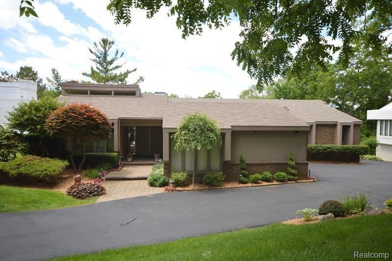 4100 Lakeridge Ln, Bloomfield Hills, MI 48302 - photo 1