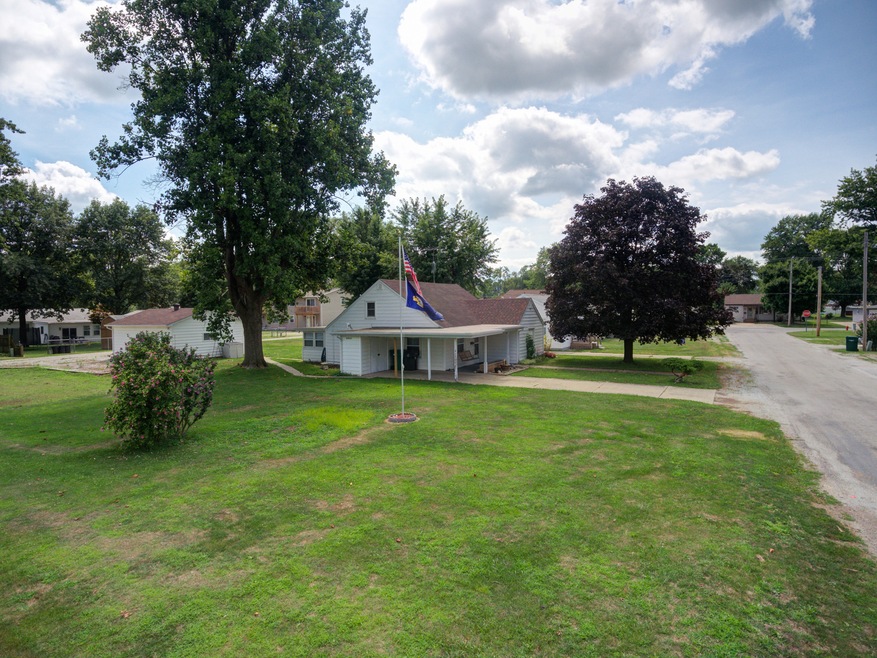 807 E Short St, Tuscola, IL 61953 - photo 1
