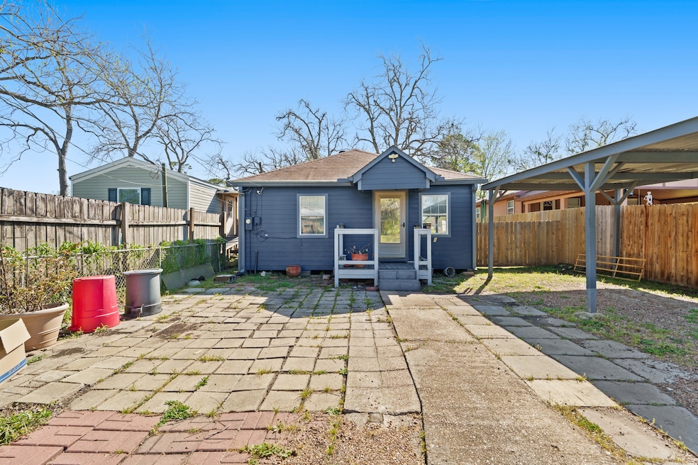 Welcome to 413 Mulcahy Street! Boasting 1 bedroom,