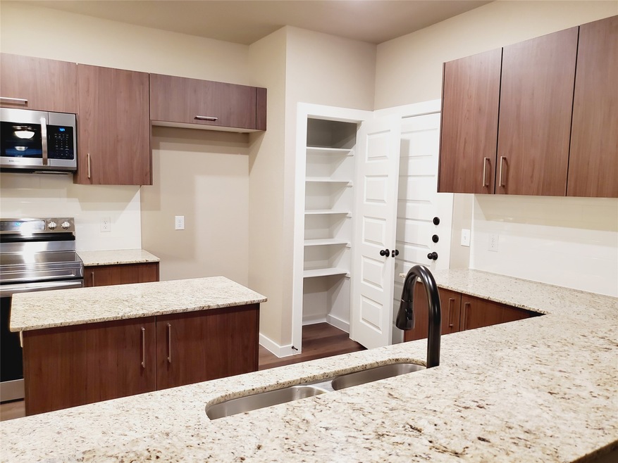 9733 Grosbeak Ln, Magnolia, TX 77354 - photo 1