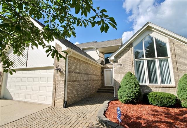 3135 Point of the Woods Dr, West Bloomfield, MI 48324 - photo 1